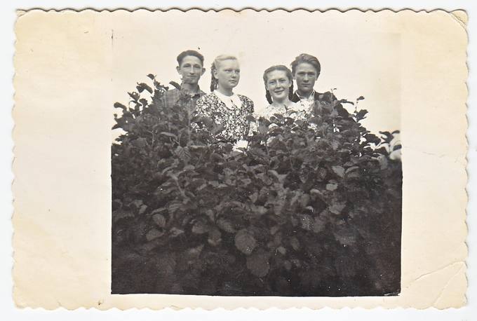 Pamiškių jaunimas prie alyvų. Iš kairės: Jonas Jankauskas, Emilija Petrauskaitė, Aleksė Kazilionytė ir Antanas Jackus